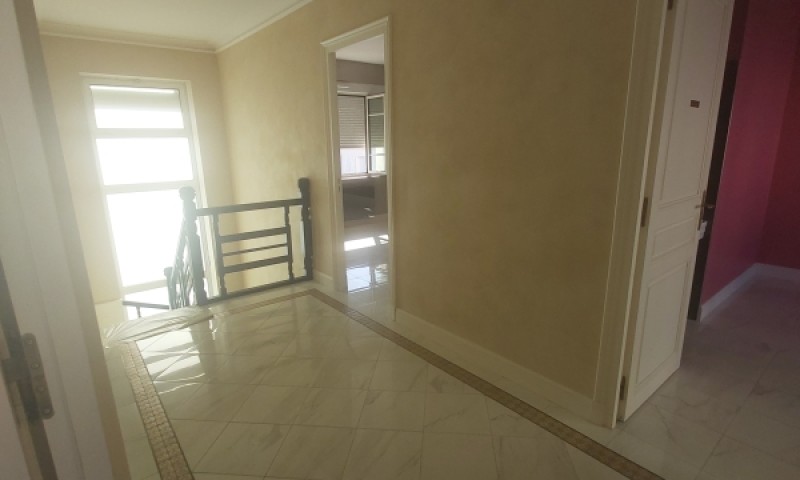 VILLA AVEC DEPENDANCE A LOUER A L'ANNEE